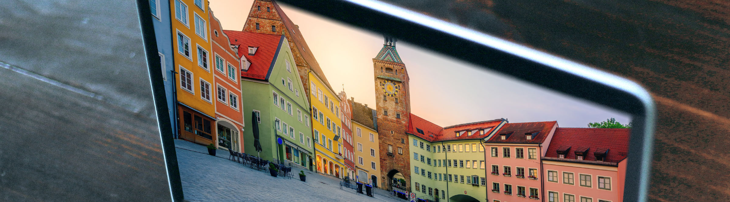 Header Bild von Landsberg auf einem Laptop, der auf einem dunklen Schreibtisch steht