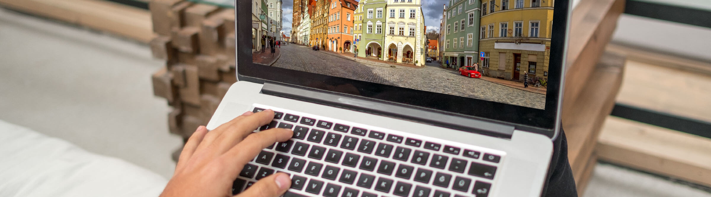 Header Bild von Landshut auf einem Laptop, der von einer Person benutzt wird