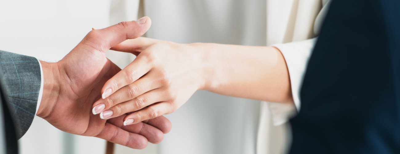 mediatextur, Mann und Frau geben sich die Hand