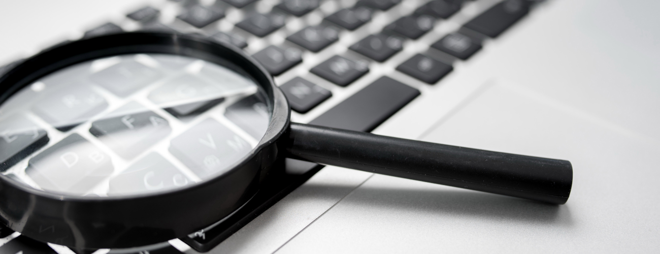 Keyword-Recherche, Suchbegriffe, Lupe auf Laptoptastatur