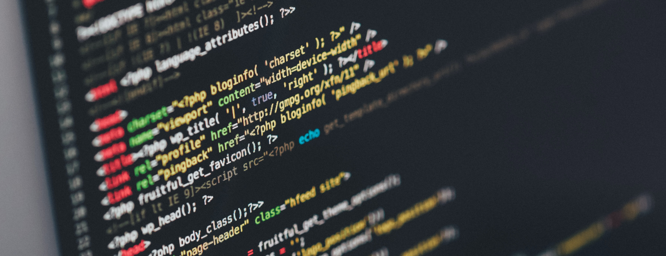 technisches SEO, Bildschirmanzeige auf Laptop mit Codes